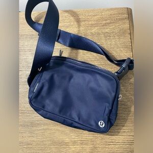 Lululemon navy 2L belt bag.